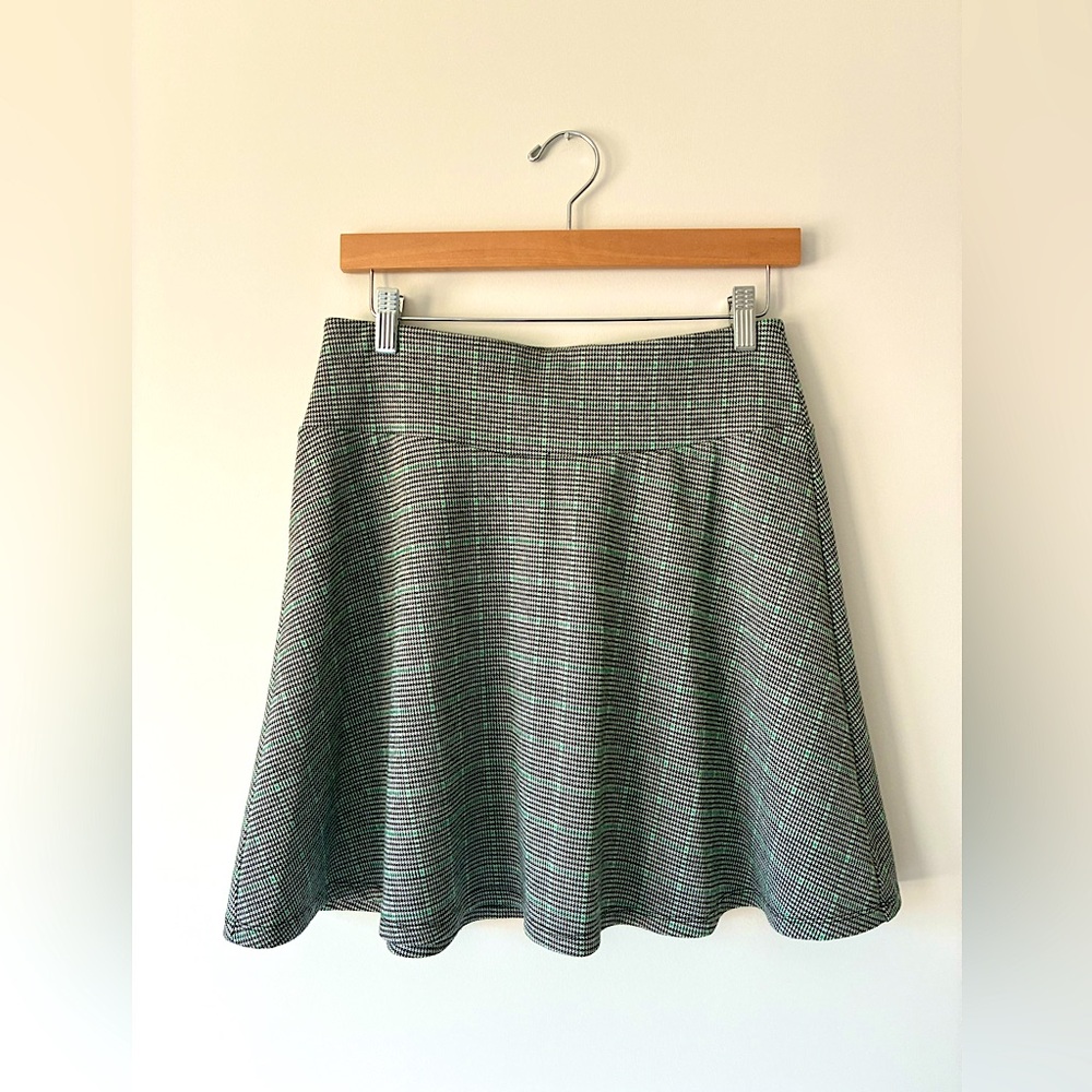LOFT Houndstooth Flare Skirt – Size S (18” Length)